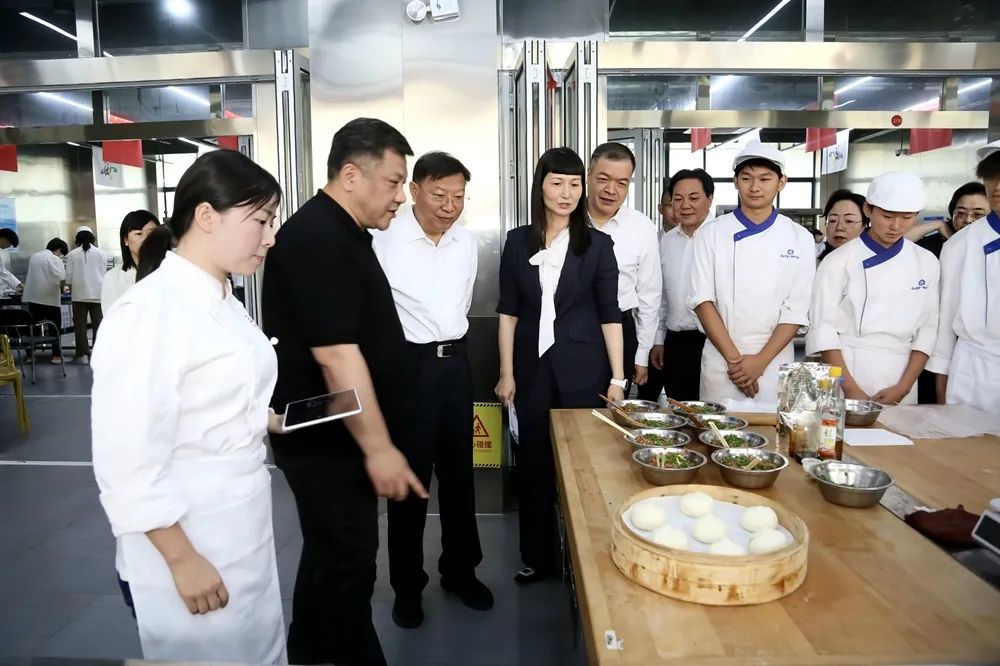 杨智调研武汉十大名菜、十大名点、十大伴手礼宣传推广工作