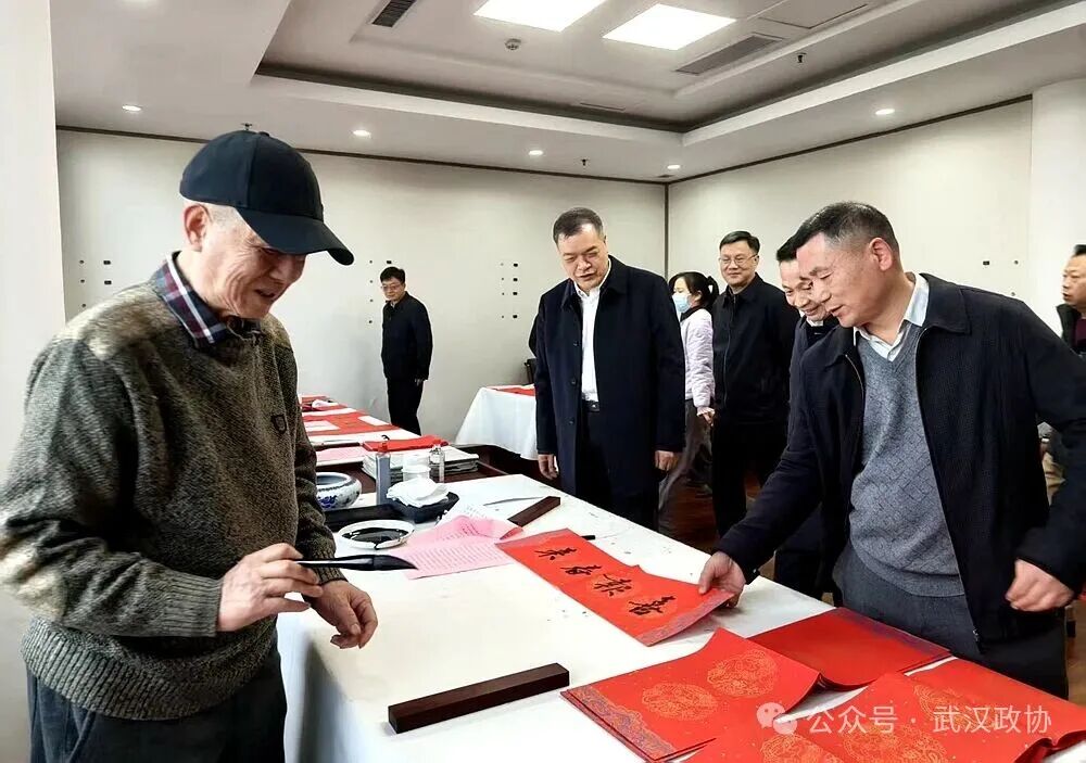 武汉市政协书画室举办“翰墨迎春 春联贺岁”活动