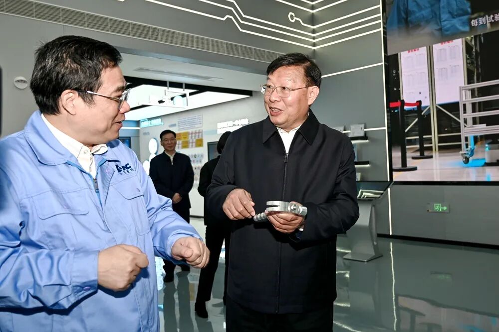 杨智调研武汉数智经济发展走访联系专家人才