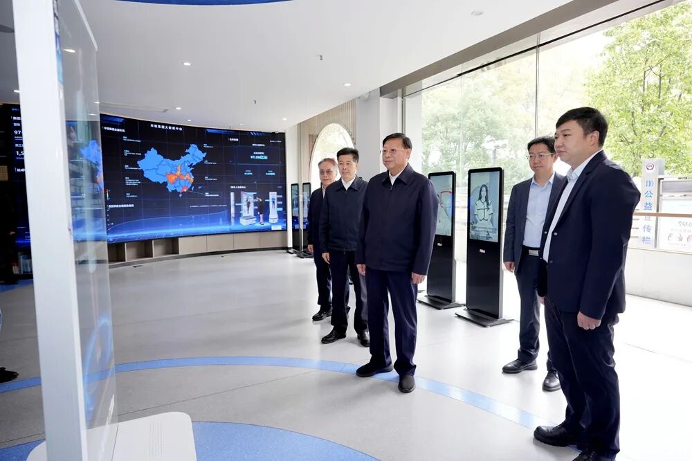 杨智走访对口联系企业和商会